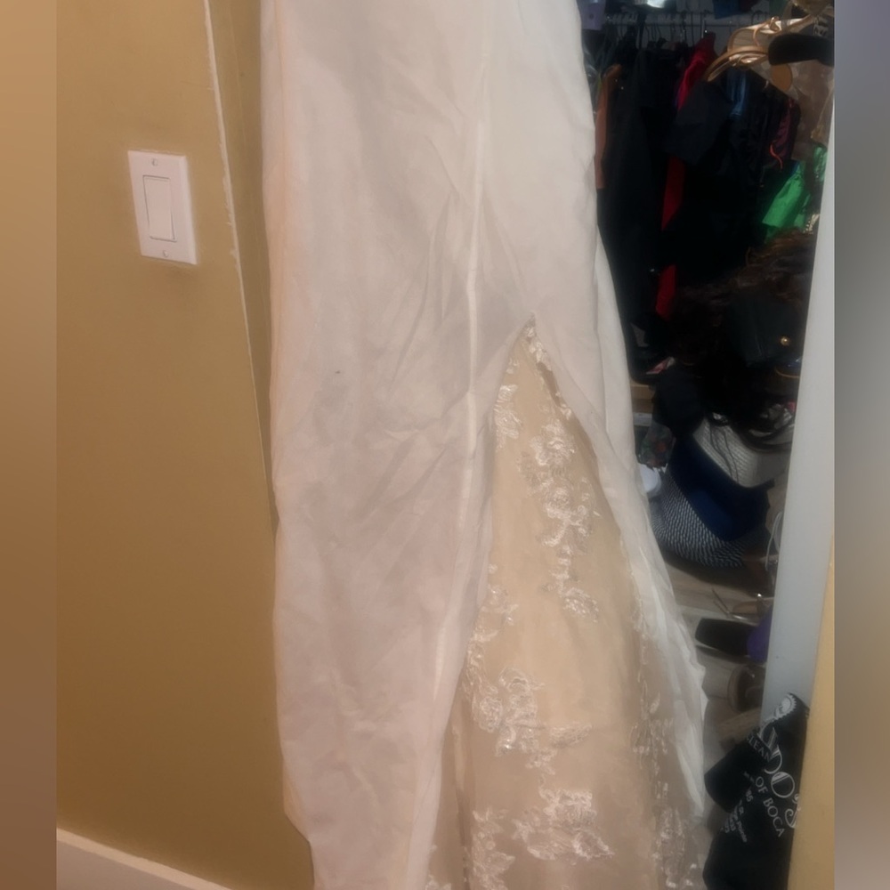 "Elegant 2016 Wedding Dress for Sale – Perfect Condition!" - Picture 3 of 8